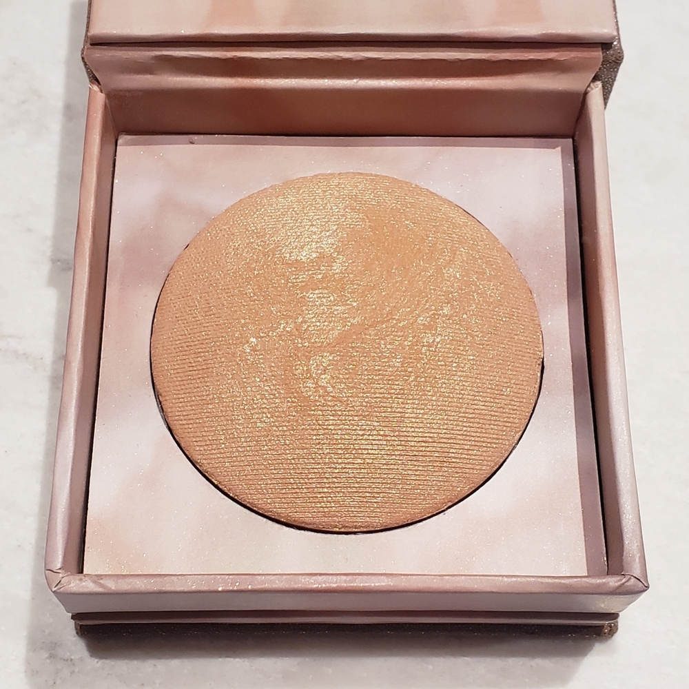 Urban Decay Shimmering Champagne Highlighter